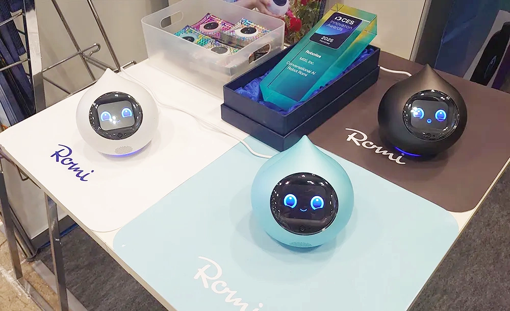 株式会社MIXI、会話に特化した手のひらサイズのコミュニケーションロボット「Romi」の新モデル「Romi（Lacatanモデル）」がついに登場！