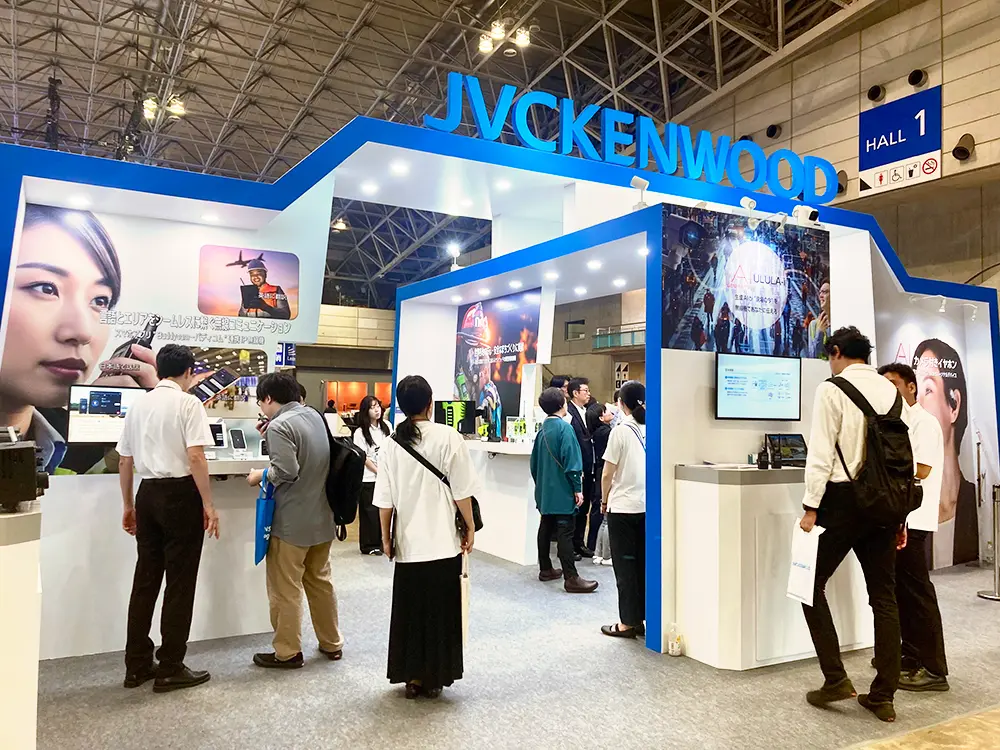 株式会社JVCケンウッド～「カメラ付きAIイヤホン」：“見る・聞く・話すを耳元で。新世代パーソナルデバイス”～