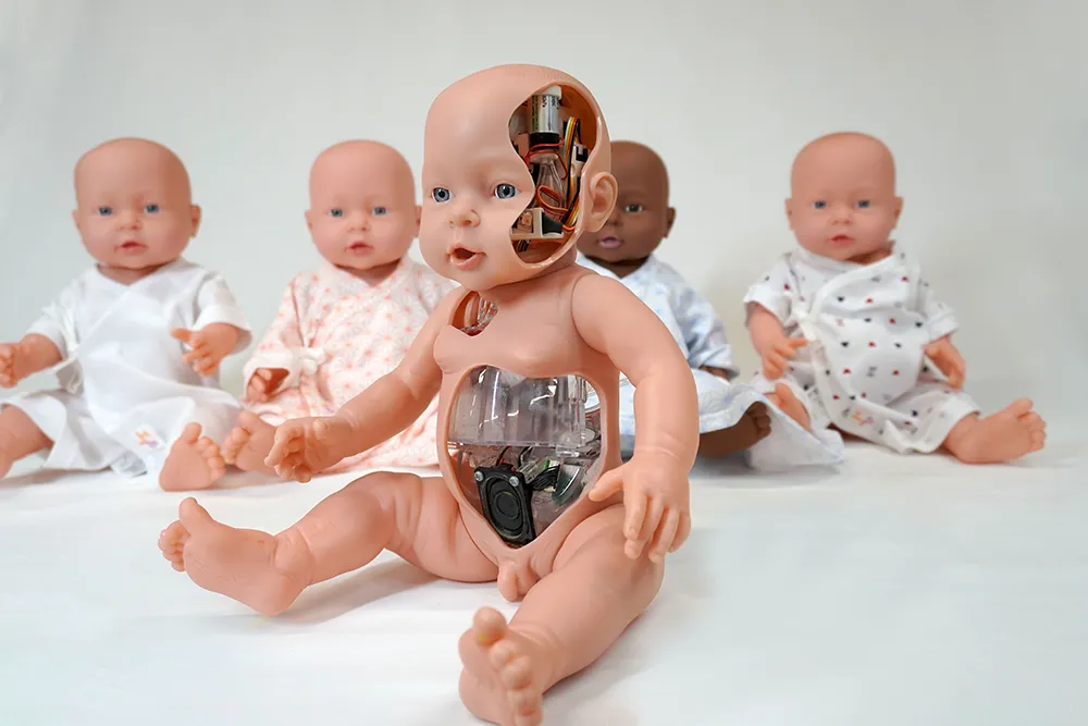 東海大学 小坂研究室、新生児育児の“大変さ”が体現できるロボット「CryingBaby」をCEATEC 2025で初出展