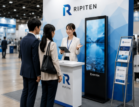 【CEATEC 2026】株式会社アンドワイコンセプト、55インチタッチサイネージ体験による「見る展示」から「触って理解する展示」を提案。